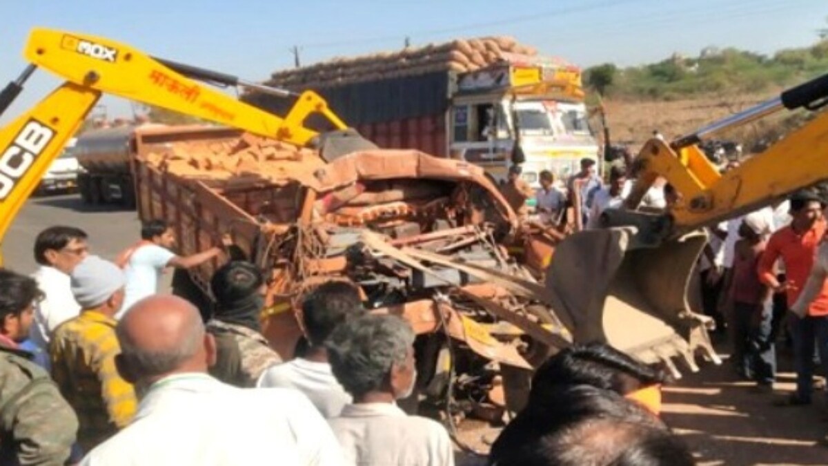 Tipper-Eicher collision near Malkapur