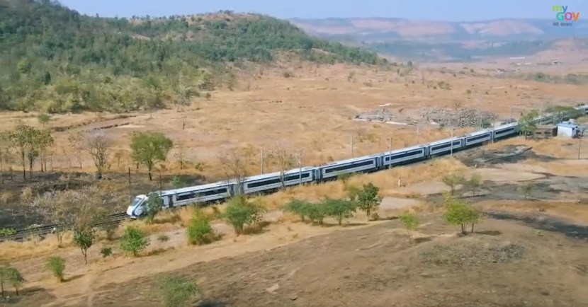 २०१८ ला ट्रेनची निर्मिती पूर्ण झाली म्हणून सुरुवातीला Train-18 असं संबोधण्यात आलं. २०१९ मध्ये ट्रेनच्या चाचण्या पूर्ण
