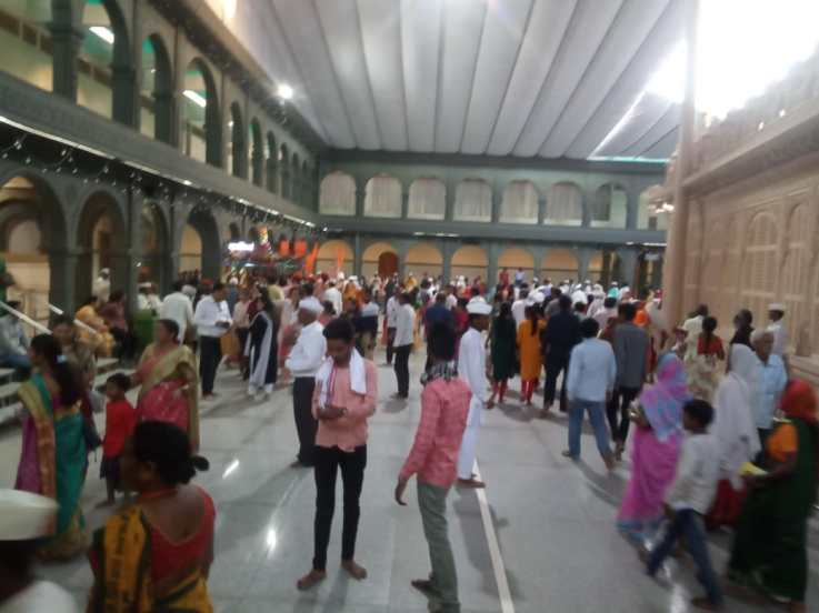 सर्व भाविक पूजा, दान, सत्संग, प्रार्थना आणि अन्नदान यांमध्ये विशेष सहभाग नोंदवतात. 