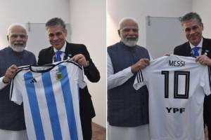 Pablo Gonzalez gifted Messi's T shirt to PM Modi in India Energy Week