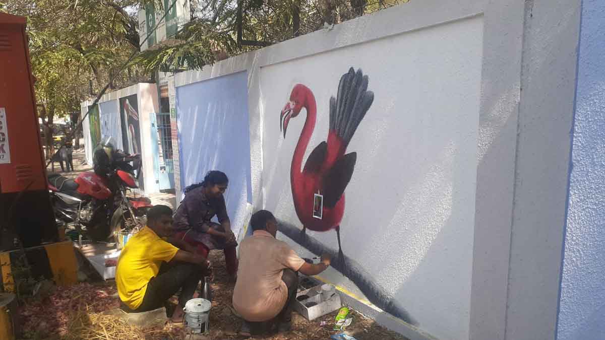 भिंतीवर आकर्षक चित्रे रेखाटण्यात येत आहे