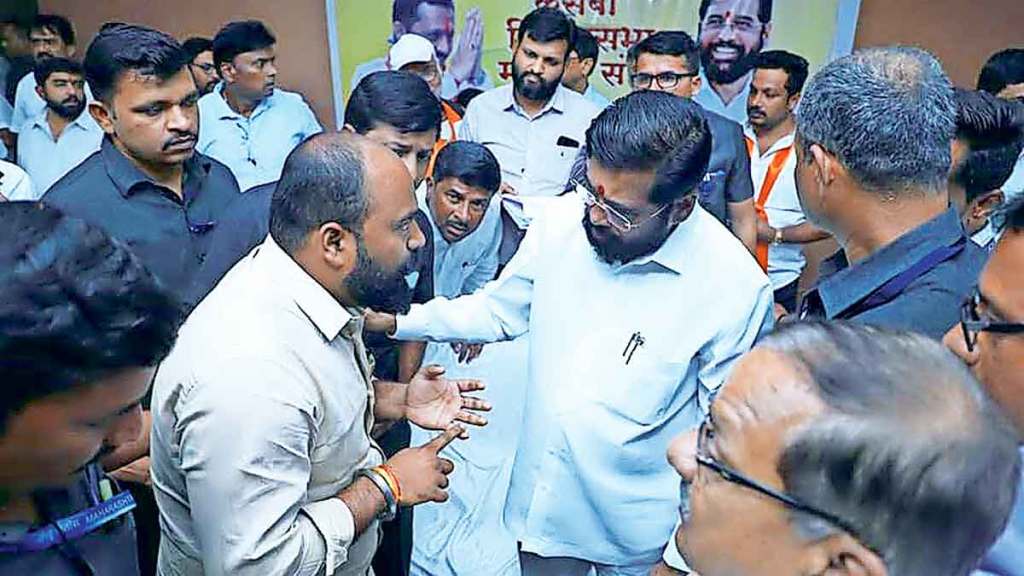 पुण्यात मुख्यमंत्र्यांचा ‘दरबार’