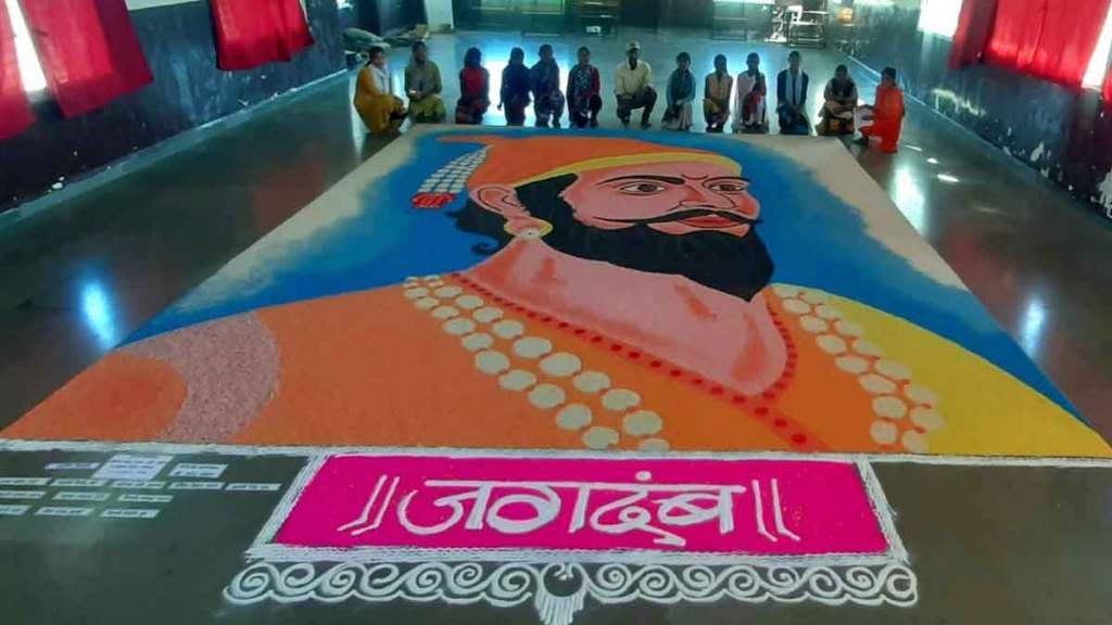 ९० किलो तांदूळ आणि रंगांच्या विविध छटा वापरून साकारण्यात आली छत्रपती शिवाजी महाराजांची भव्य रांगोळी