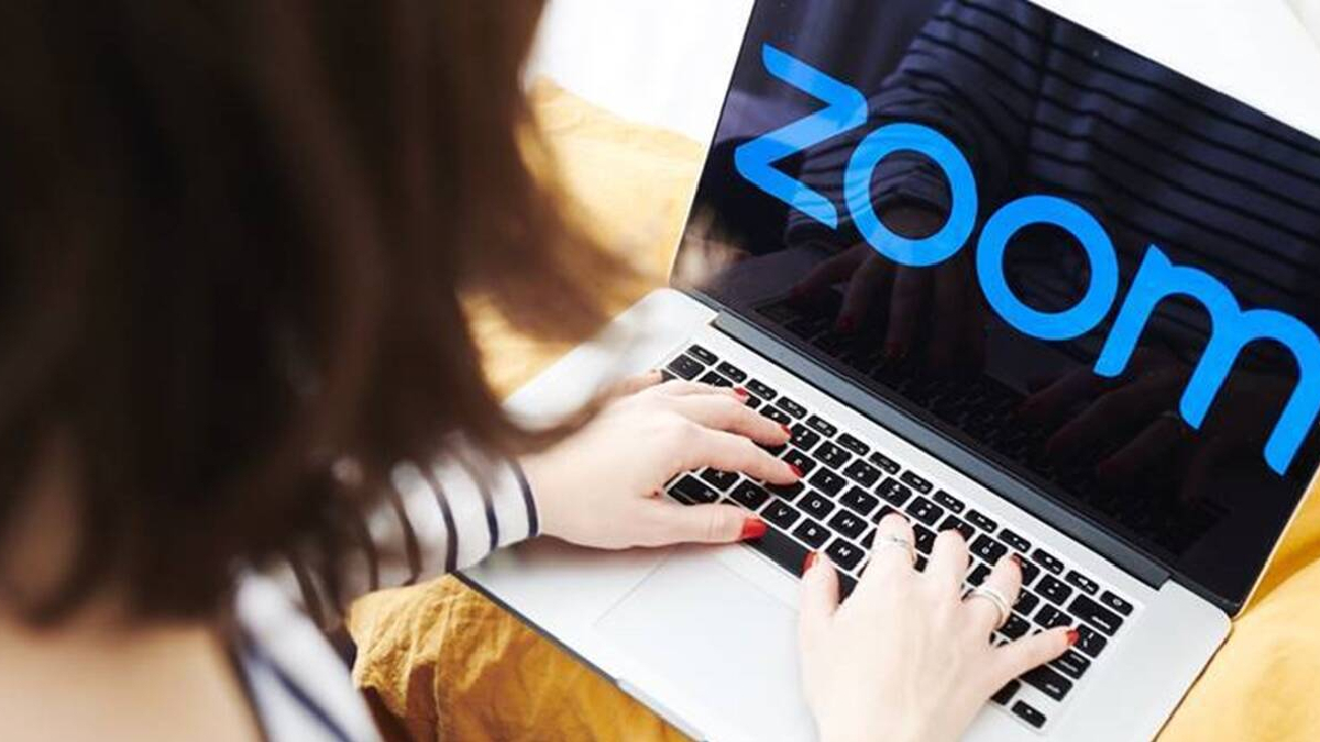 Zoom कंपनी सुद्धा व्हिडीओ कॉन्फरन्सिंगच्या मागणीत घट झाल्यामुळे १,३०० कर्मचाऱ्यांना कामावरून कमी करणार आहे. Zoom (Image Credit- The Indian Express)