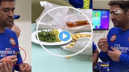 IPL 2023: Crispy Jalebi in desi style MS Dhoni broke down with the fans as soon as he kept the packet Video