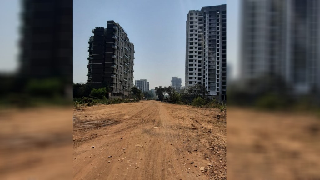 A dirt road in the development plan in Thakurli