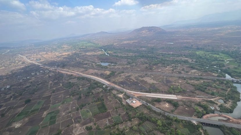 कोकणाच्या रखडलेल्या महामार्गावर पुस्तक लिहीले जाऊ शकते अशी उपरोधिक टीकाही यावेळी गडकरी यांनी कार्यक्रमादरम्यान केली.