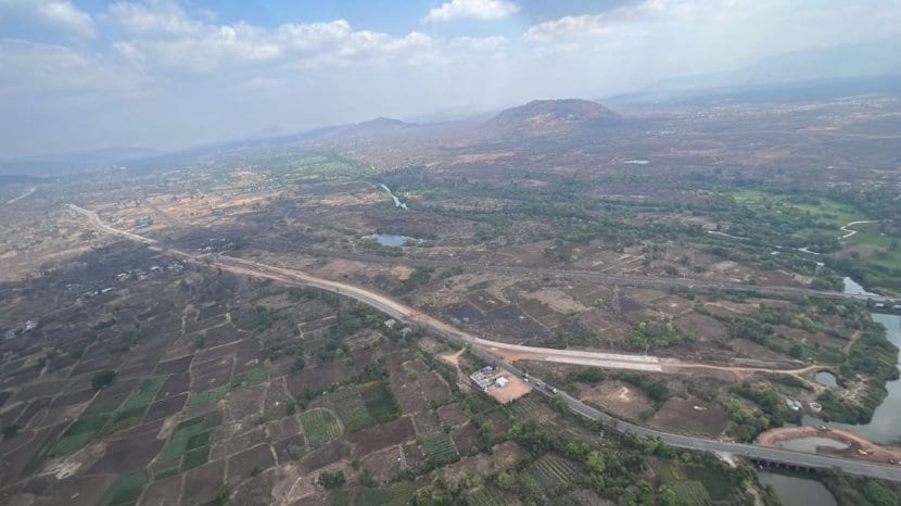 कोकणाच्या रखडलेल्या महामार्गावर पुस्तक लिहीले जाऊ शकते अशी उपरोधिक टीकाही यावेळी गडकरी यांनी कार्यक्रमादरम्यान केली.