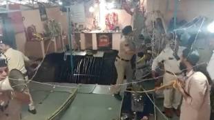 12 dead after roof of well in Indore temple