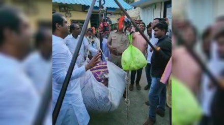 Lonje in Chalisgaon taluka a mixture of kilos was measured while buying cotton