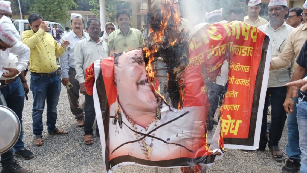 MLA Sanjay Gaikwad effigy burnt by strikers, slogans raised against Govt