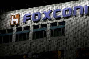 foxcon invest 8 thousand crore in karnatqaka government