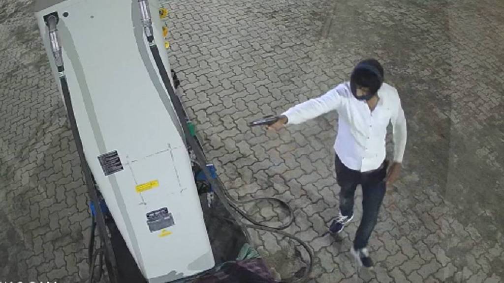 petrol pump Amalner taluk robbed