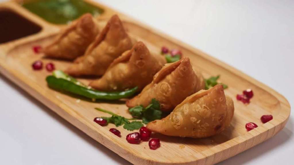 couple earns Rs 12 lakh per day by selling samosas