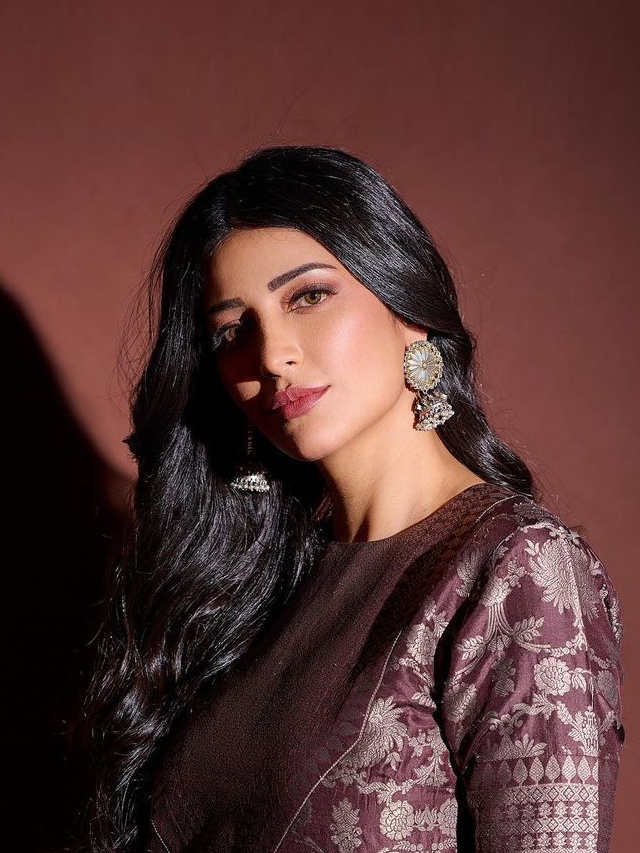 Sara Ali Khan flaunts her love for salwar suits; dons a black and white  patterned salwar kameez in Delhi : Bollywood News - Bollywood Hungama