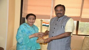 sudhir Mungantiwar meet Asha Bhosale