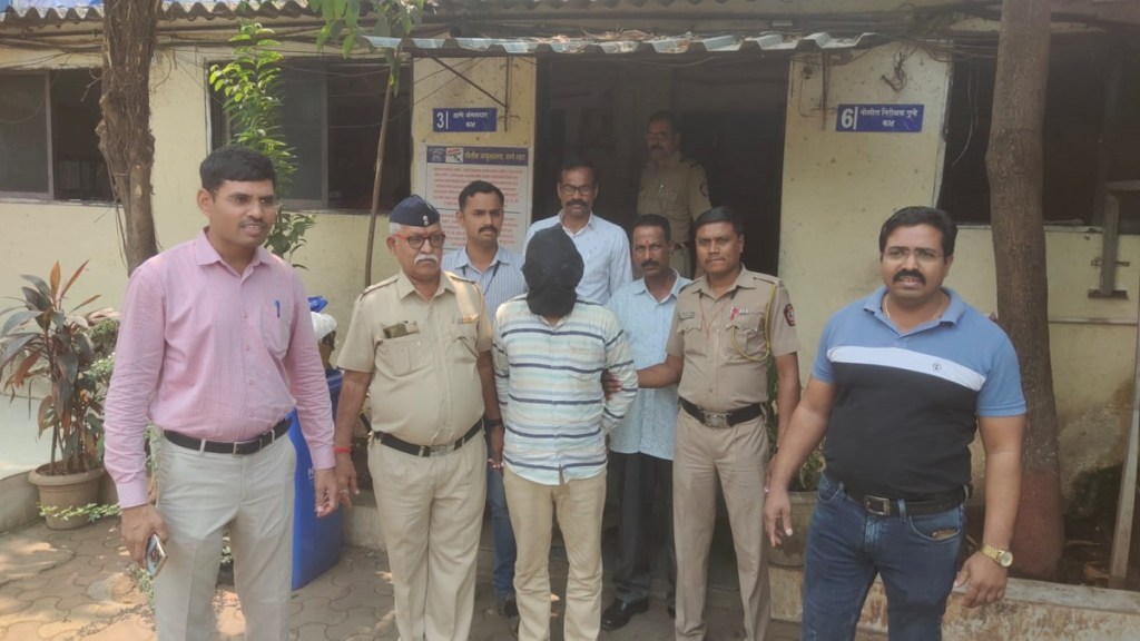 Fake policeman arrested in Kalyan