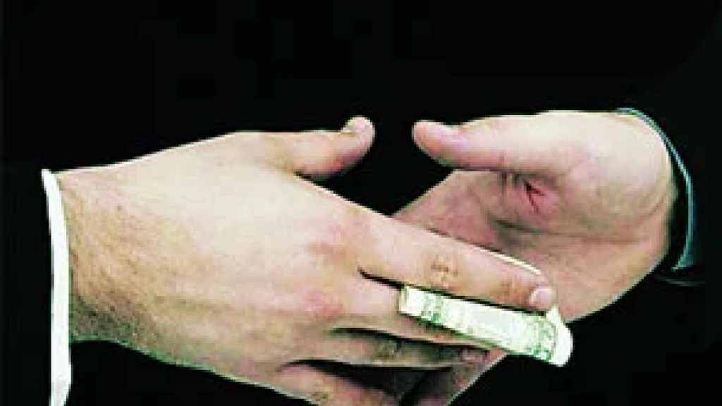 धुळे : वीज कंपनीचे दोन अधिकारी लाच स्विकारताना जाळ्यात