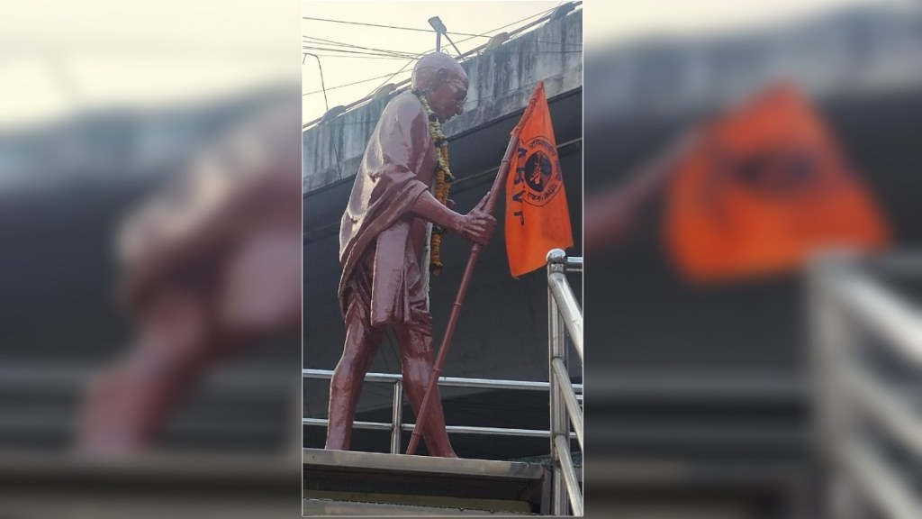 अमरावतीत महात्‍मा गांधींच्‍या पुतळ्यावर ‘अभाविप’चा झेंडा