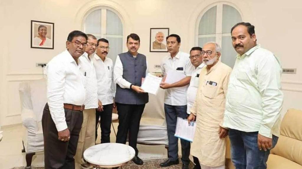 devendra fadnavis private secretary praised for providing funds