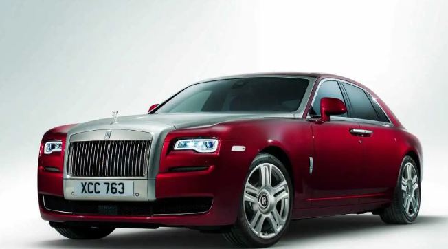 Rolls-Royce Ghost Series II ही कार स्वयंचलित गिअरबॉक्सच्या मदतीने मागील चाकांना उर्जा पुरवते