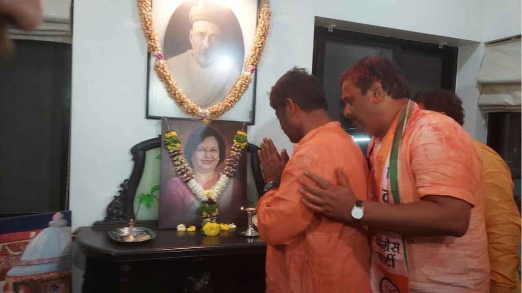 ravindra dhangekar meet mukta tilak family