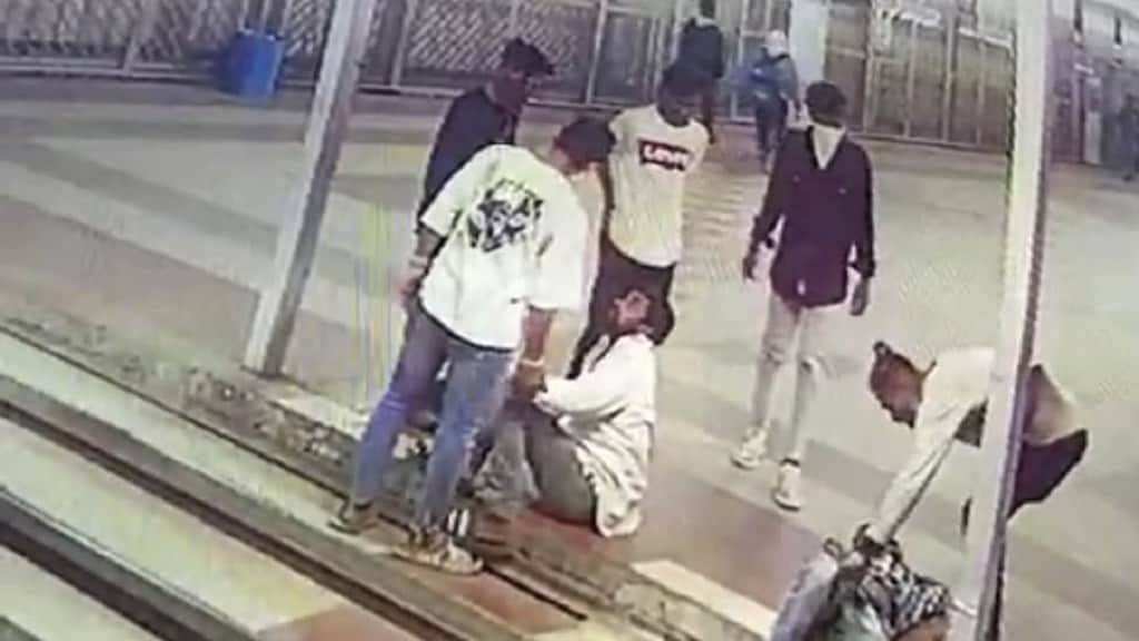 Passengers robbed Kalyan railway station