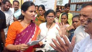 angry farmers surrounded minister dr bharti pawar