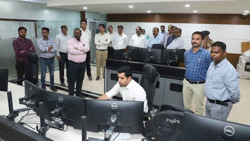 nmmc chief rajesh narvekar inspected the cctv central control room