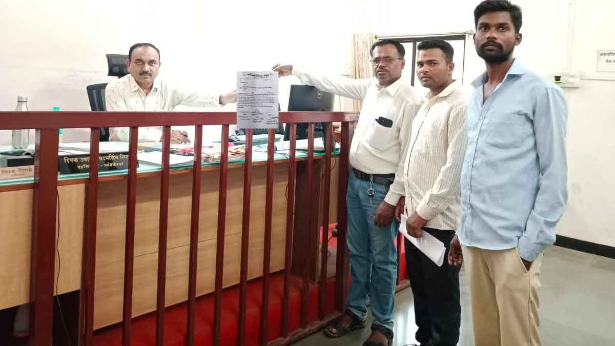 एल्गार कष्टकरी संघटनेच्या वतीने तहसीलदारांना निवेदन देण्यात आले,