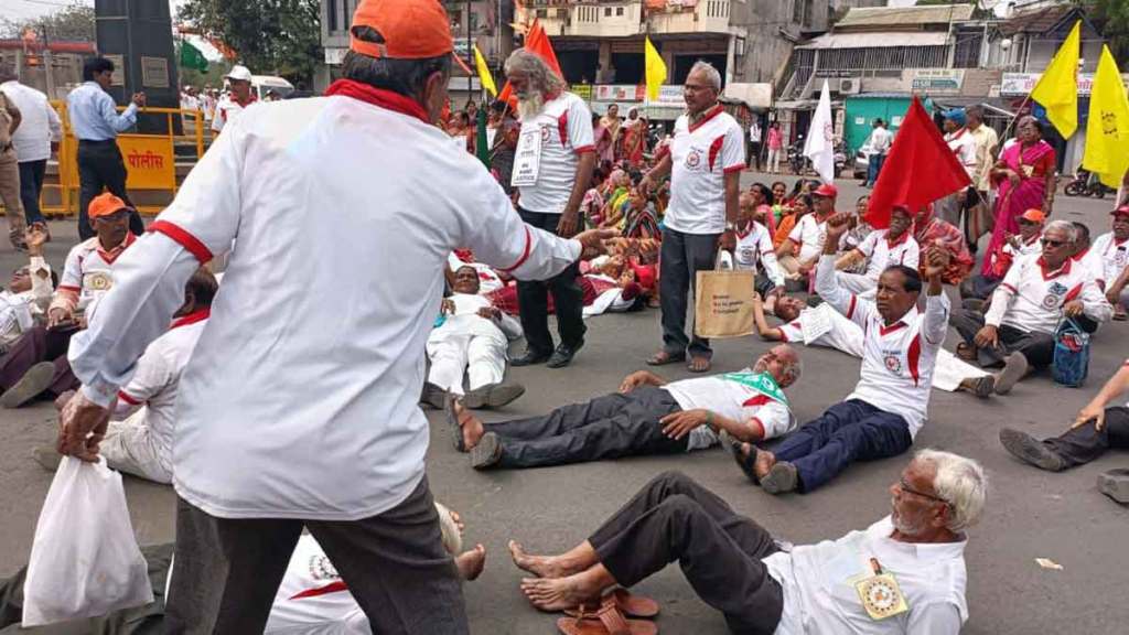  वयोवृद्धांनी आपल्या परिवारासह रास्ता रोको आंदोलन केले.