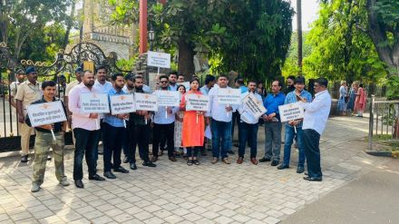 protests outside Mumbai University