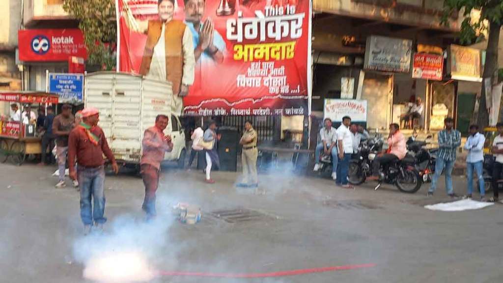 पुणे : ‘कसब्या’त दिवाळी; फटाक्यांचा धूर , रवींद्र धंगेकरांच्या विजयानंतर चौकाचौकात आतषबाजी