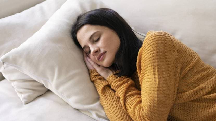 तुम्हाला सतत कंबरदुखी, सांधे दुखी असे त्रास सतावत असतील तर तुम्हाला झोपण्याची पद्धत बदलण्याची गरज आहे.