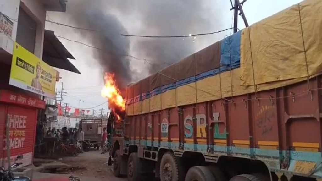 truck burn by people