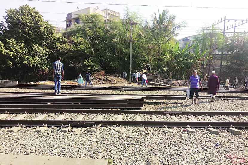  अनेक ट्रॅक एकमेकांना ओलांडत राहतात आणि ट्रेन त्यानुसार मार्ग काढते.