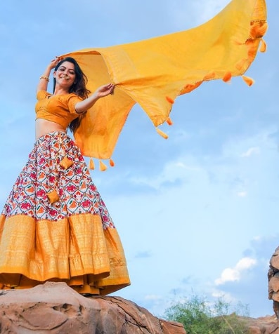 मराठी मनोरंजन विश्वाची ‘अप्सरा’ म्हणून ओळखली जाणारी सोनाली कुलकर्णी सोशल मीडियावर देखील प्रचंड सक्रिय आहे. 