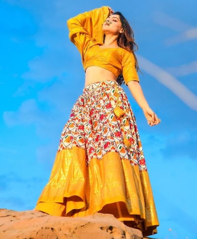 या फोटोंमध्ये तिने सोनरी रंगाचा घागरा घातला आहे.