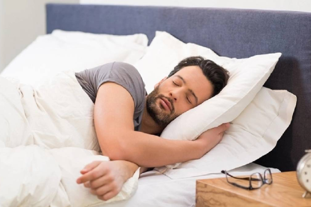 काहीजणांना जेवल्यावर लगेच झोपायची सवय असते. असे केल्याने पचन क्रियेमध्ये अडथळा निर्माण होते. जेवल्यानंतर किमान ३०-४५ मिनिटे झोपू नये.