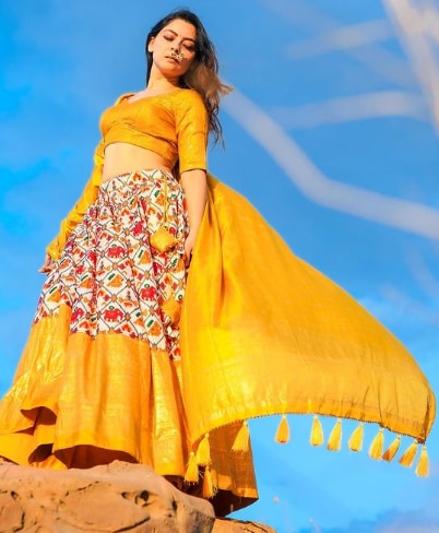 घागऱ्याबरोबर संपूर्ण सोनेरी रंगाची ओढणी घेतली आहे.