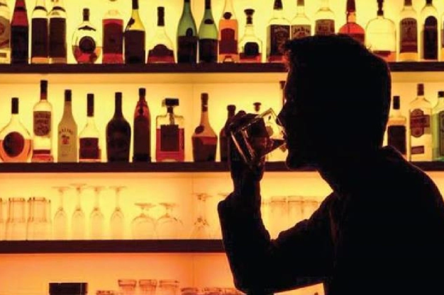 जेवल्यानंतर मद्यपान केल्याने अपचन, अ‍ॅसिड रिफ्लक्स, छातीत जळजळ होणे अशा समस्या सुरु होतात. या सवयीमुळे यकृत खराब होण्याची शक्यता असते.