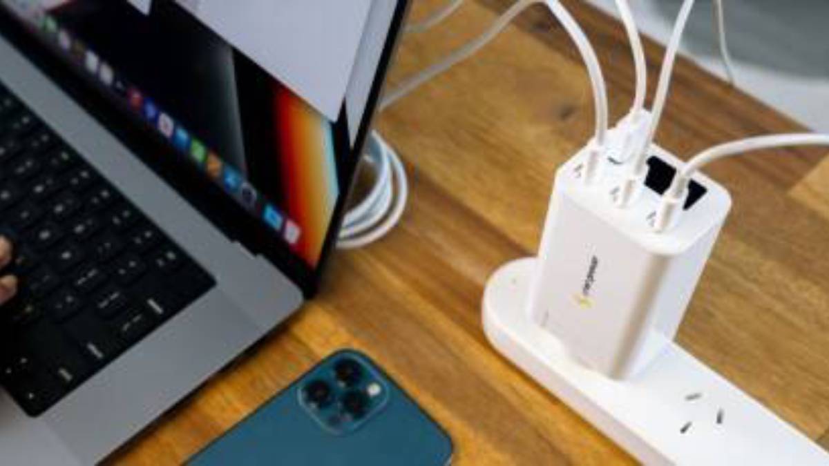 सॉकेटमधील चार्जर बटन बंद केल्यानंतरही वीज वापरतो का? जाणून घ्या तुमच्या