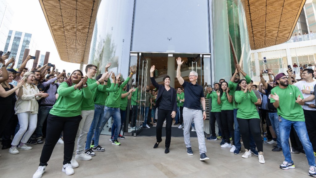 Apple First Retail Store in Mumbai India