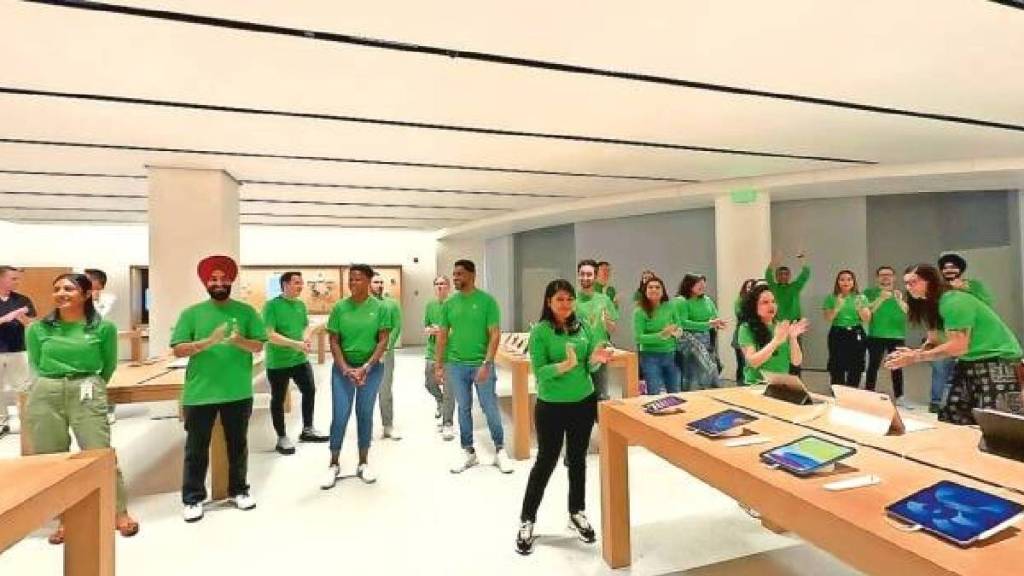 Apple second Retail Store in Delhi India