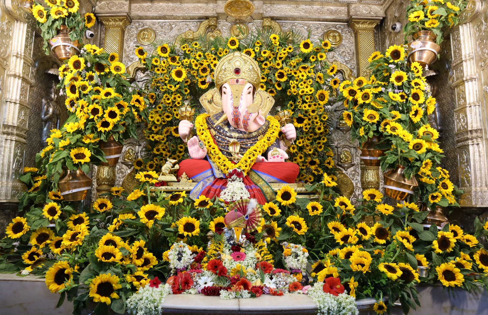 Shreemant Dagadusheth Halwai Ganapati Pune Sunflower Decoration