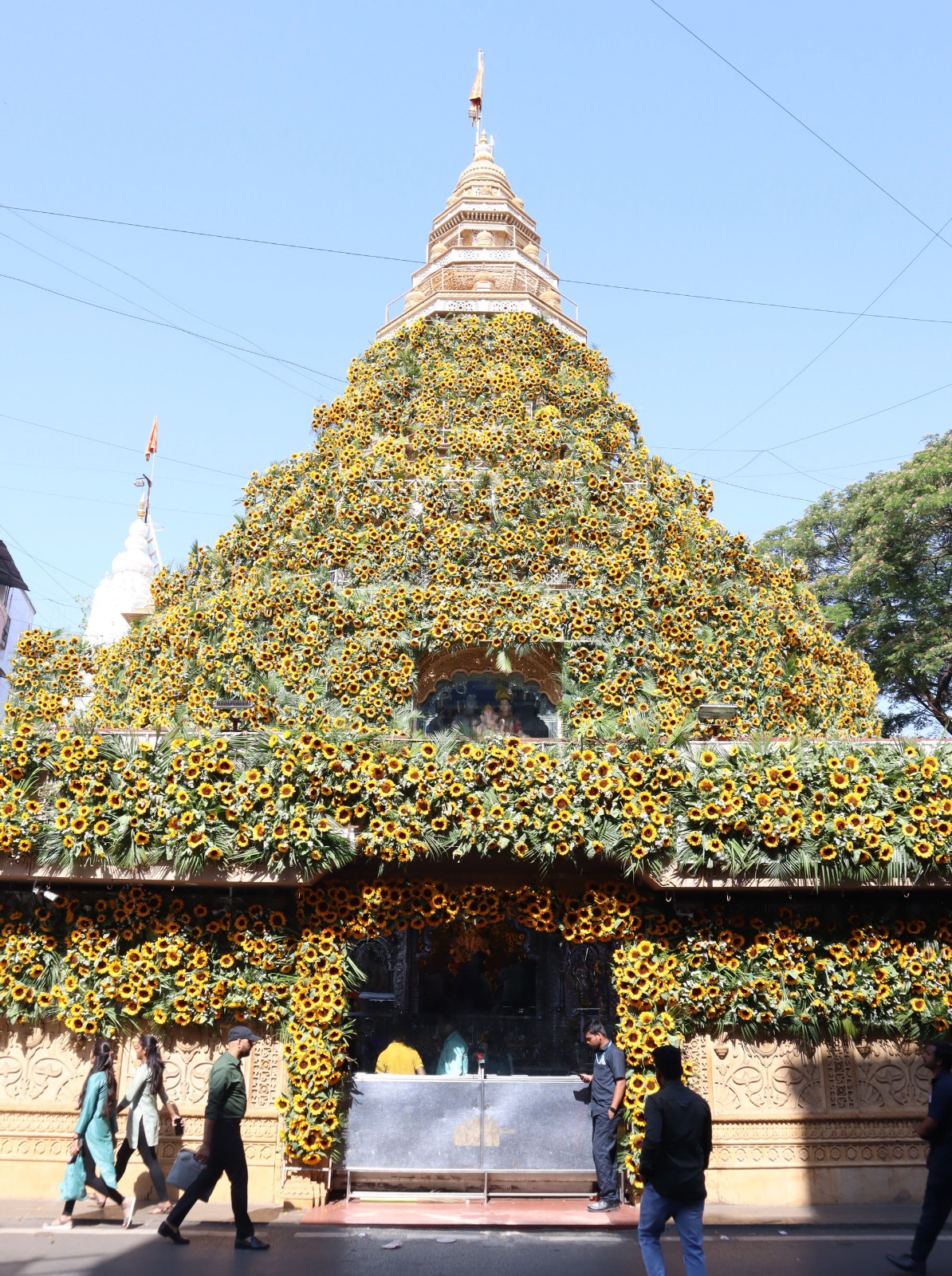 Shreemant Dagadusheth Halwai Ganapati Pune Sunflower Decoration