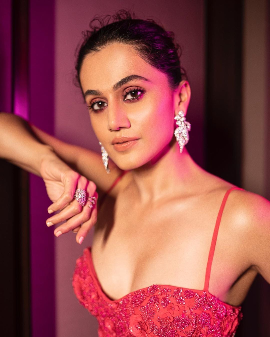 tapsi pannu hot pose image