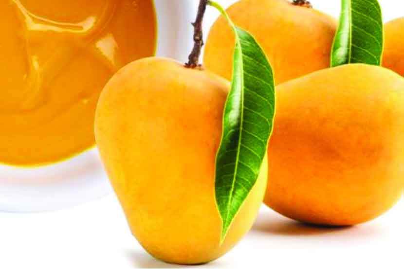१. सुवास –हापूस आंब्याचा वास आंबे पिकताना आजूबाजूला दरवळतो. रसायने वापरून पिकवलेल्या आंब्याला कसल्याही प्रकारचा वास येत नाही.