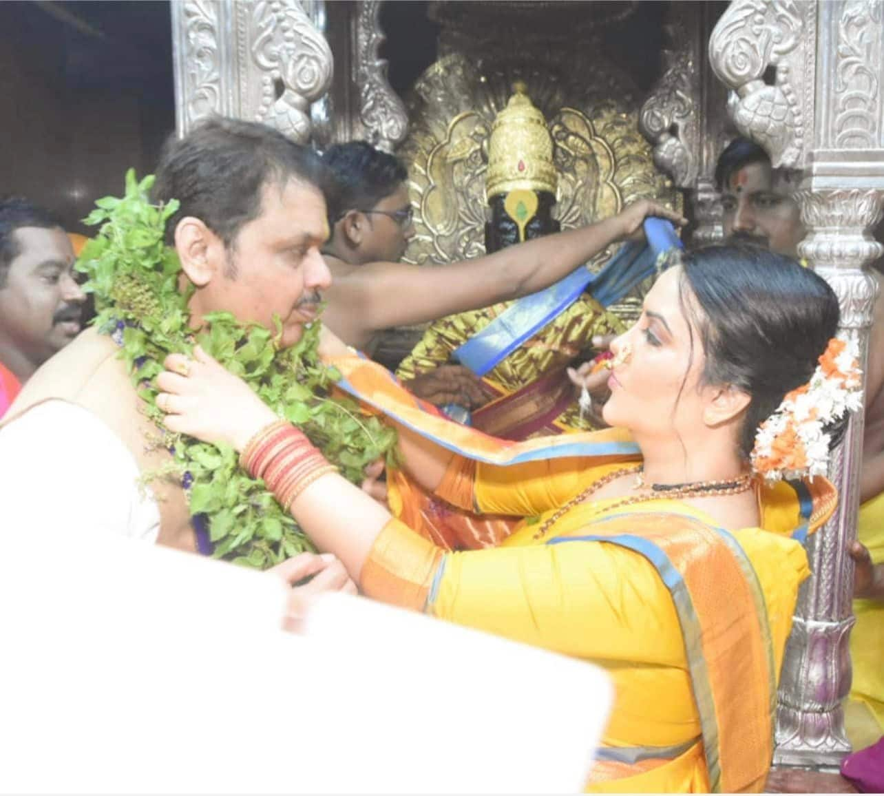 त्यामुळे देवेंद्र फडणवीस आणि अमृता यांच्या लग्नाला २० हजारांहून अधिक लोकांनी हजेरी लावली होती.