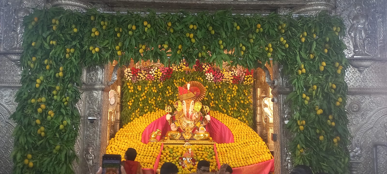 dagadusheth-ganpati-mango-decoration